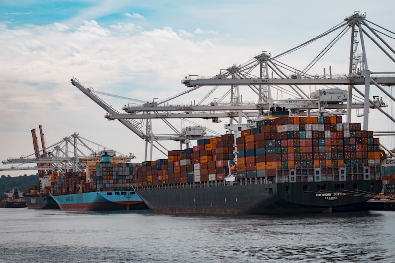 Export-standard container shipping and international logistics